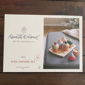 Hearth and Hand cupcake set NEW